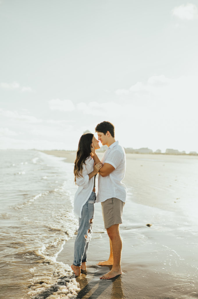 What to wear for your engagement session. couples photo outfits. neutral outfit ideas for the beach