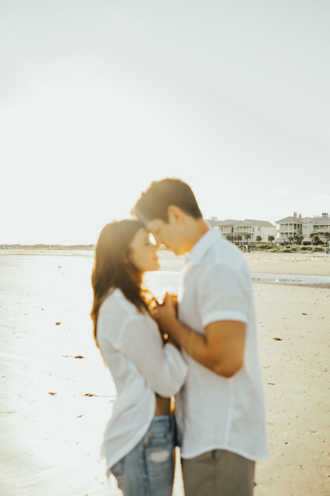 What to wear for your engagement session. couples photo outfits. neutral outfit ideas for the beach