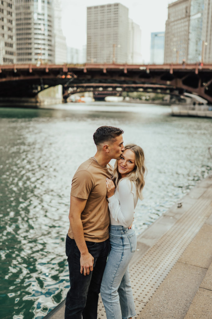 couple in Chicago riverwalk for photos