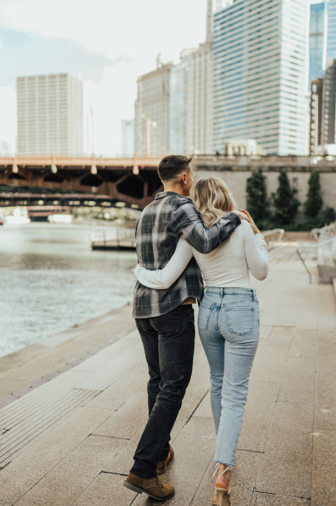 couples photos on Chicago River Walker