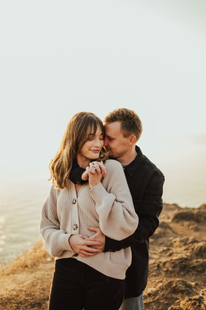 What to wear for your engagement session. couples photo outfits. neutral outfit ideas
